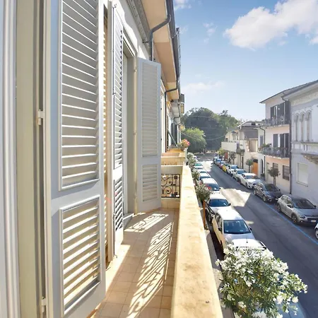 3 Bedroom Gorgeous In Viareggio