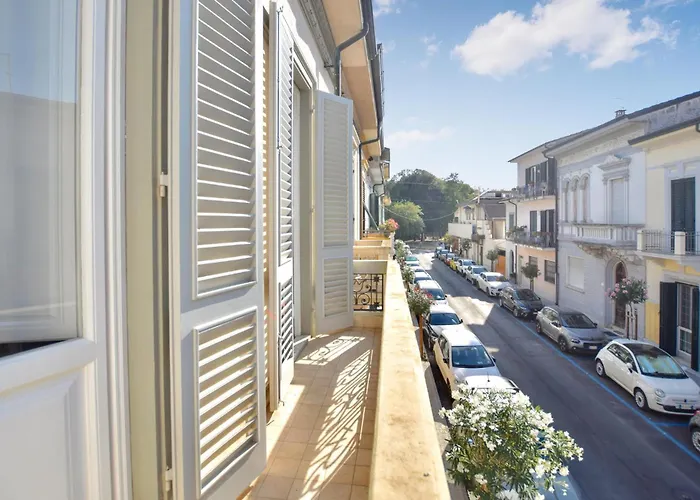 3 Bedroom Gorgeous In Viareggio